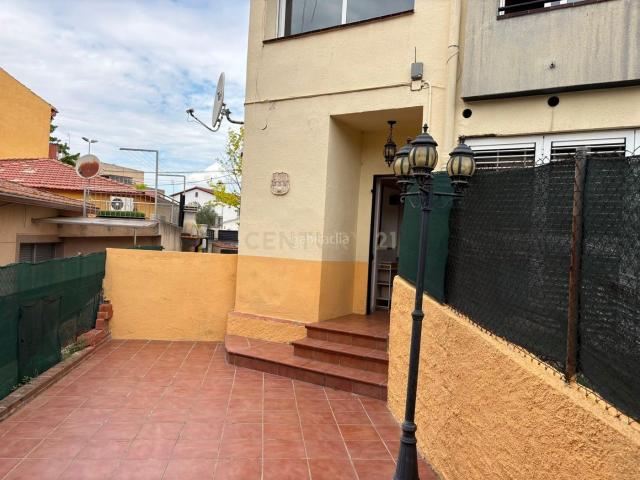 Casa en venta en Mollet del Vallès, Barri de Lourdes Gallecs. Amplia casa esquinera con dos terrazas, garaje y excelente ubicación en el Eixample de Parets!. Casas Mollet del.