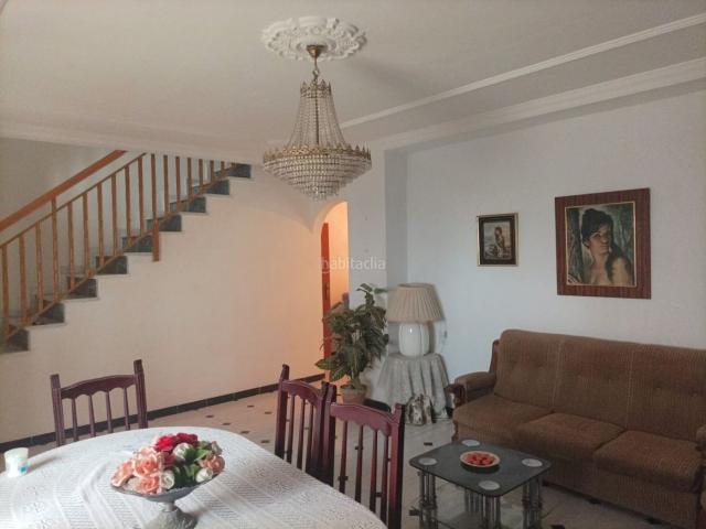 Casa en venta en Molvízar. Bonita casa a la venta en Molvizar, un municipio de la costa granadina. La casa consta de tres plantas con semisótano. Dispone de. Casas.