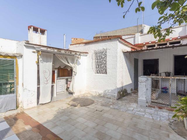Casa en venta en Moncada. Amplia casa de pueblo con gran terraza y garaje en el centro de Moncada. Casas.