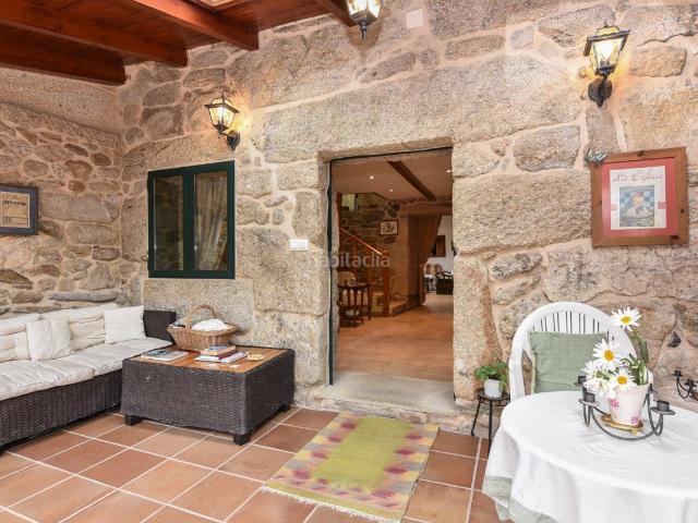 Casa en venta en Mondariz. Casa rural de piedra, en finca de cerca de 8 mil metros, atravesada por un río. Casas.