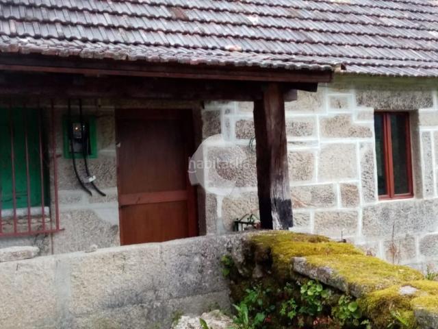 Casa en venta en Mondariz. Estupenda casa de piedra en un entorno natural, se encuentra rehabilitada en gran parte placa hormigón, techo,carpintería, fontane. Casas.