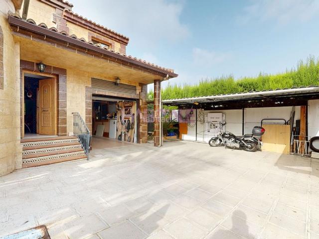 Casa en venta en Monserrat. Chalet Independiente en COLINAS DE VENTA CABRERA. Casas.