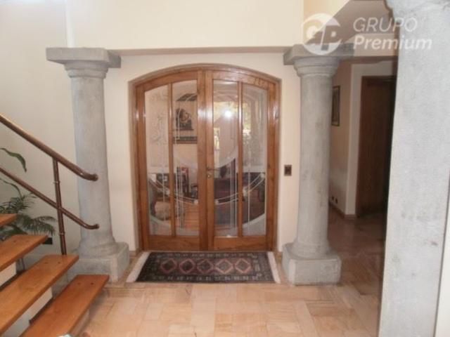 Casa en Venta en MONSEÑOR CARLOS CASANUEVA CON EL COMENDADOR 5D + 6B