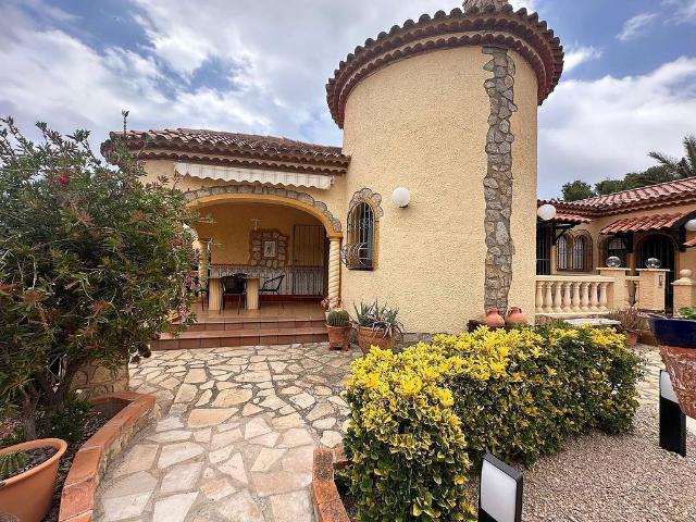 Chalet en venta en avenida València, Mont Roig del Camp, de 210 m² 8 habitaciones por 750.000