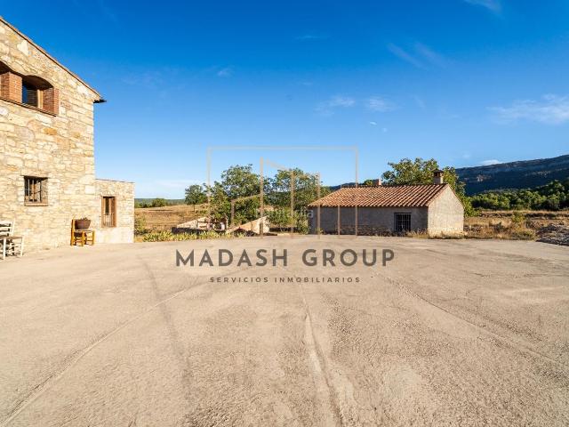 Casa en venta en Mont ral. Casa de 125 hectáreas con 10 viviendas en las Montañas de Prades. Casas.