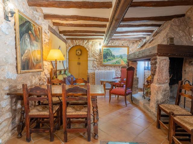 Casa en venta en Montblanc. Exclusiva masía histórica con licencia turística y gran potencial de expansión. Casas.