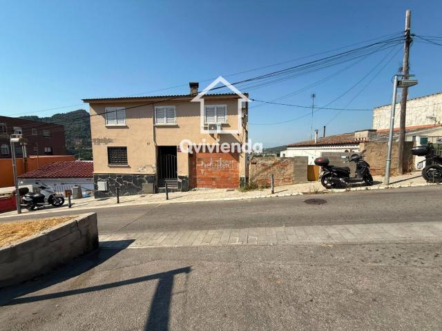 Casa en venta en Montcada i Reixac, Can Sant Joan. Casa de 3 habitaciones con garaje en Montcada i Reixac. Casas Montcada i.