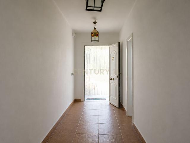 Casa en venta en Montcada i Reixac, Reixac Vallensana Baixa. Casa con gran jardín en Montcada i Reixac Se vende con inquilina 250.000. Casas Montcada i.