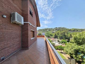 Casa en venta en Montcada i Reixac, Santa Maria Terra Nostra. Espectacular casa con jardín, piscina, buhardilla, parking para varios coches y placas solar. Casas Montcada i.
