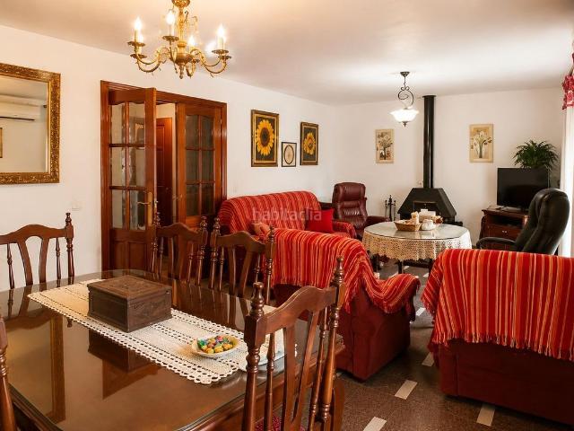 Casa en venta en Montefrío. Casa de pueblo con garaje, terraza y chimenea en el corazón de Montefrío. Casas.