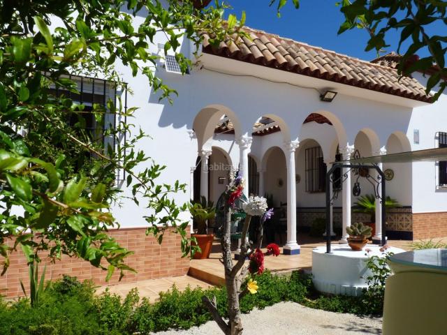 Casa en venta en Montellano. Magnífico chalet independiente urbano en Montellano con patio andaluz, gran terreno trasero y salón para celebraciones!. Casas.