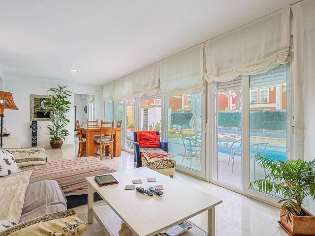 Casa en venta en Montequinto, Olivar de Quintos. Estupenda casa en venta en Olivar de Quintos, Montequinto. Sevilla. Casas.