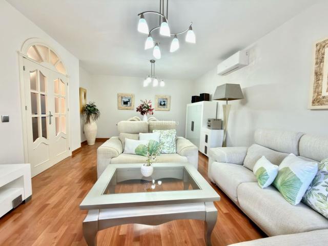 Casa en venta en Montequinto, Avenida de Europa. Casa en venta en Montequinto, 4 dormitorios. Casas.