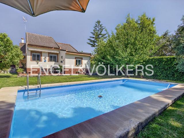 Casa en venta en Montequinto, Cerros de Montequinto. Exclusiva Villa de Una Sola Planta con Gran Potencial en Los Cerros de Montequinto. Casas.