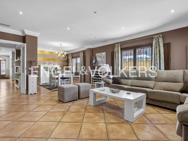 Casa en venta en Montequinto, Condequinto. Exclusiva Villa Señorial con Magnífico Jardín y Privacidad en Condequinto. Casas.
