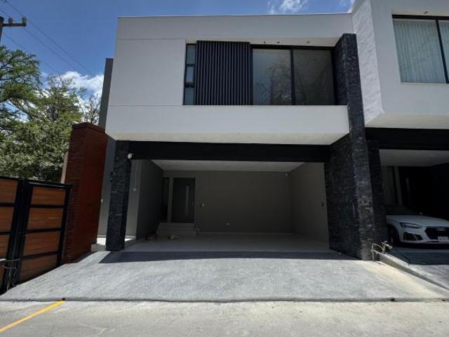 Casa en Venta en Monterrery, Carretera Nacional: Exclusiva Comunidad Privada con