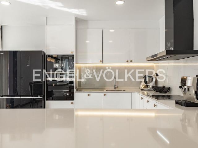 Casa en venta en Montgat. Exclusiva villa contemporánea en Montgat con piscina, jacuzzi, ascensor, garaje para tres vehículos y vistas panorámicas al mar, m. Casas.