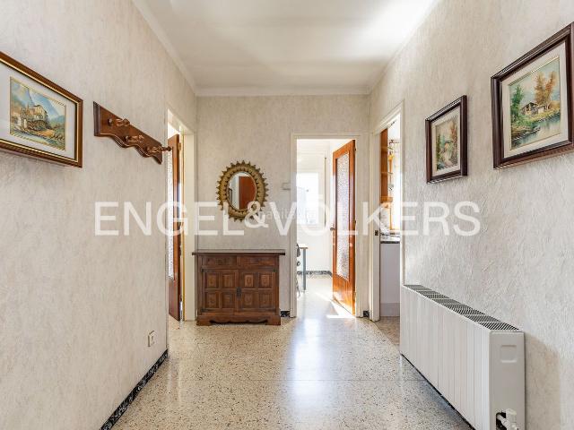 Casa adosada en venta en Montmajor. Bonita casa con dos viviendas, amplio garaje y terreno en Montmajor. Casas adosadas.