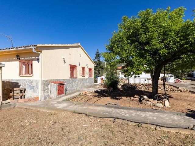 Casa en venta en Montmell El. Casa con dos terrenos edificables en zona asfaltada del Mirador del Penedes !. Casas Montmell.
