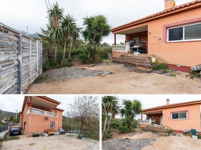 Casa en venta en Montmell El. Vivienda ideal para dos familias en urbanización de montaña. Casas Montmell.