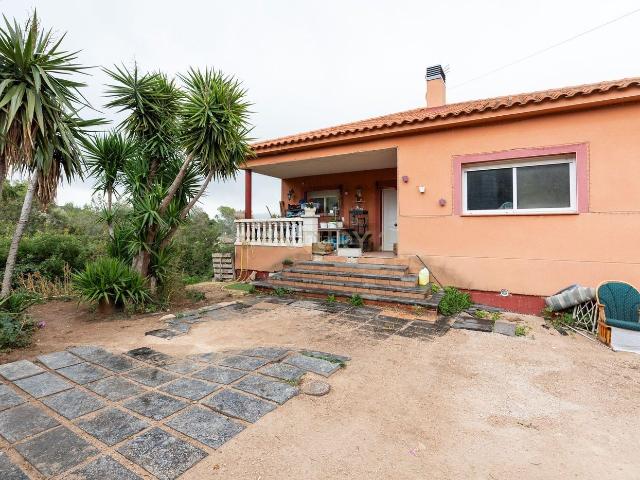 Casa en venta en Montmell El. Vivienda ideal para dos familias en urbanización de montaña. Casas Montmell.
