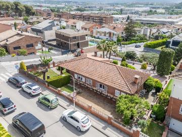Casa en venta en Montmeló. Buscas luz, privacidad y espacio para disfrutar? Esta espectacular casa a 4 vientos en una sola planta lo tiene todo. Casas.