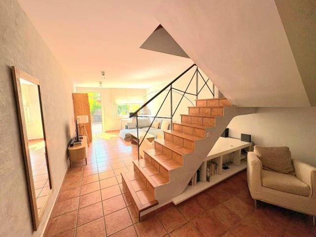 Casa en venta en Montmeló. Casa reformada con jardín en el centro de Montmeló. Casas.