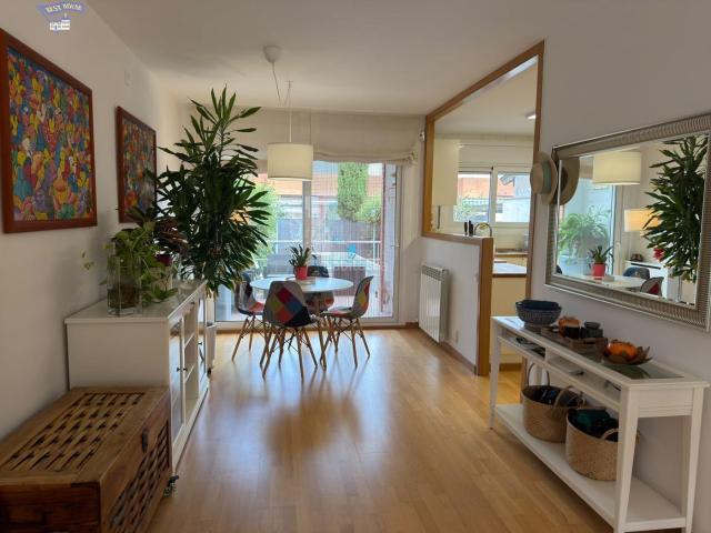 Casa en venta en Montmeló. ESPECTACULAR CASA UNIFAMILIAR CON JARDÍN, PARKING PARA DOS COCHES Y 4 HABITACIONES EN MONTMELÓ. Casas.