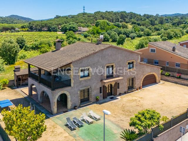 Casa en venta en Montornès del Vallès. Excelente y moderna masía en Montornès. Casas Montornès del.