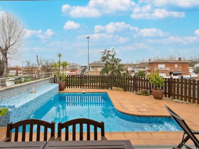 Casa en venta en Montornès del Vallès. Exclusiva casa con piscina, jardín y 2 viviendas independientes en Montornès del Vallès. Casas Montornès del.
