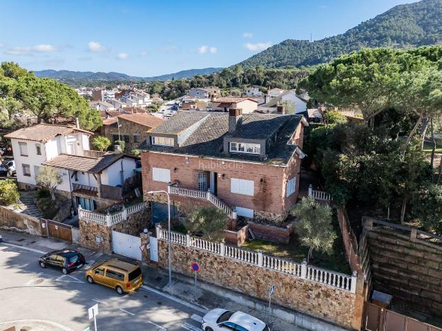 Casa en venta en Montornès del Vallès. Espectacular casa a cuatro vientos con jardín en Montornès. Casas Montornès del.