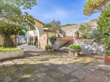 Casa en venta en Montornès del Vallès. Espléndida casa en entorno natural. Casas Montornès del.