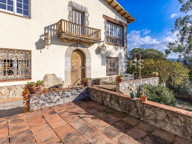 Casa en venta en Montornès del Vallès. Espléndida casa en entorno natural. Casas Montornès del.