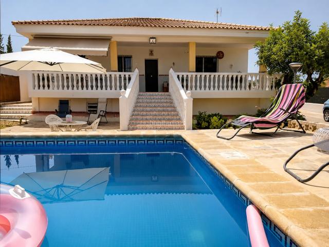 Casa en venta en Montroi Montroy. Villa independiente con piscina, jardín mediterráneo y una espectacular terraza cubierta. Casas Montroi.