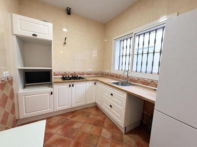 Casa en venta en Morón de la Frontera. Amplia Casa de Tres Plantas en Zona El Barrio !. Casas Morón de la.