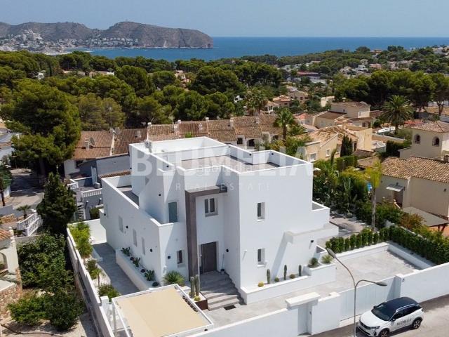 Casa en venta en Moraira, Moravit Cap Blanc. Moderna villa de lujo a 500 metros del mar en venta en Moraira. Casas.