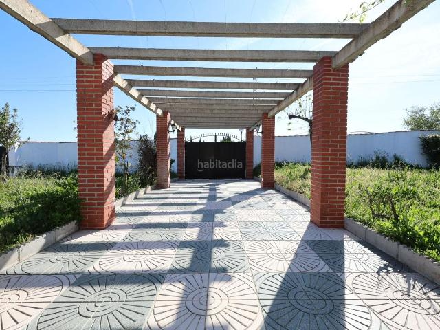 Casa en venta en Moraleda de Zafayona. Casa reformada con piscina en parcela de 2.500 m2 urbano y rústico. Casas Moraleda de.