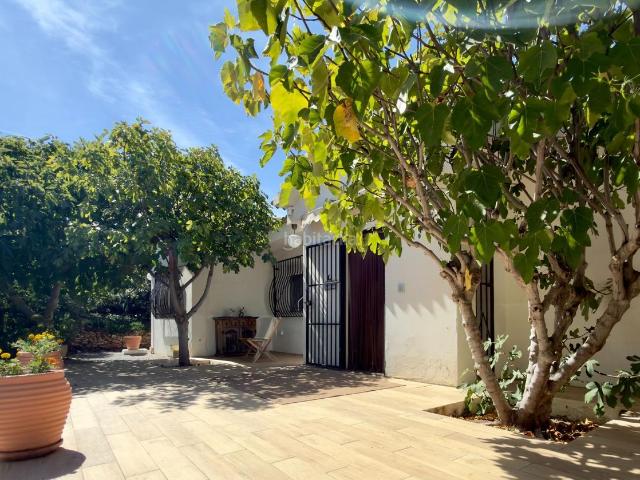 Casa en venta en Moraleda de Zafayona. CHALET INDEPENDIENTE CON 3.500 M2 DE PARCELA, PISCINA, VIVIENDA DE INVITADOS Y PISTA DEPORTIVA EN LOS TABLAZOS. Casas Moraleda de.