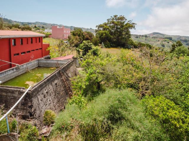 Casa en venta en Moya. Terreno con edificación registrada para reforma integral Proyecto con potencial en El Corvo, Moya. Casas.