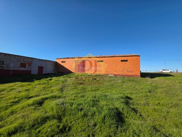 Casa en venta en Mozárbez. FINCA DE 42.000M2 4 HECTAREAS Y ALGO CON CASA DE 45M2 ÚTILES. Y 2 NAVES DE 250M2 Y 70M2. LA FINCA TIENE AGUA DEL PUEBLO. IDEAL PAR. Casas.