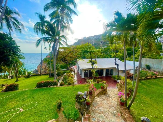 Casa en Venta en Mozimba, Acapulco de Juárez: Espaciosa Propiedad Residencial con Jardín y Alberca