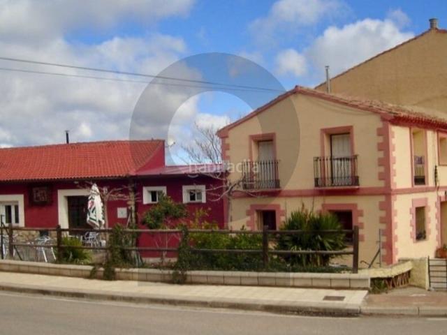 Casa en venta en Nuévalos. Casa con local de hostelería y terraza con vistas al embalse en Nuevalos Zaragoza, InmoGil Gestión. Casas.