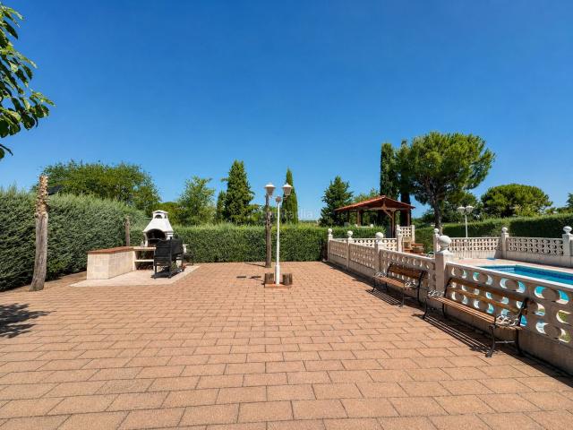 Casa en venta en Nuevo Baztán, Nuevo Baztán Pueblo. INMOBILIARIA TAGONIA pone a la venta, en exclusiva, chalet con parcela de 1.280 m, piscina y amplias zonas exteriores. Casas Nuevo.