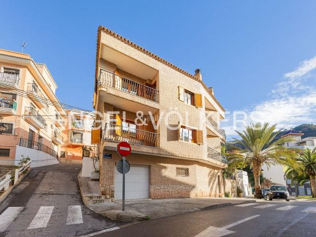 Casa en venta en Náquera, Casco Urbano. Encanto en el centro de Náquera. Casa Familiar con Jardín y Terrazas. Casas.