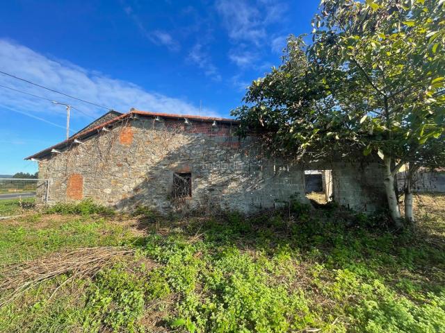 Casa en venta en Narón, San Mateo Castro O Val. SE VENDE CASA DE PIEDRA PARA REHABILITAR EN CASTRO CON FINCA EDIFICABLE Y SEGREGABLE. Casas.