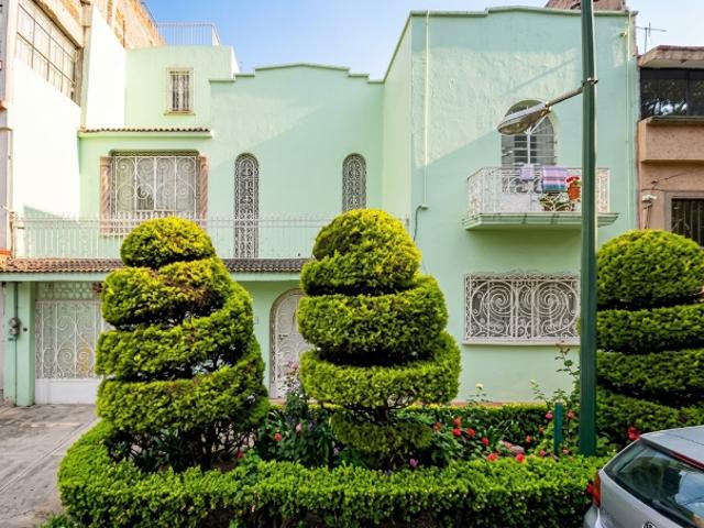 Casa en venta en Narvarte Oriente, Benito Juárez — amplios espacios, jardín y arquitectura clásica