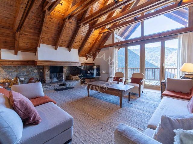 Casa en venta en Naut Aran, Baquèira. GRAN CASA DE 10 HABITACIONES Y 7 BAÑOS EN PLETA DE JUS. Casas Naut.