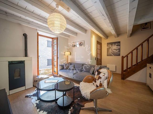 Casa en venta en Naut Aran, Garòs. CASA REFORMADA CON JARDÍN Y LICENCIA DE ALQUILER TURISTICO EN GAROS. Casas Naut.