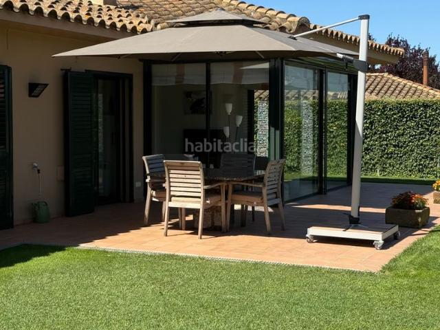 Casa en venta en Navata. Exclusiva villa de una sola planta, con piscina climatizada. Casas.