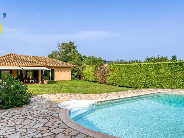Casa en venta en Navata. Golf, calma y Mediterráneo. Casas.